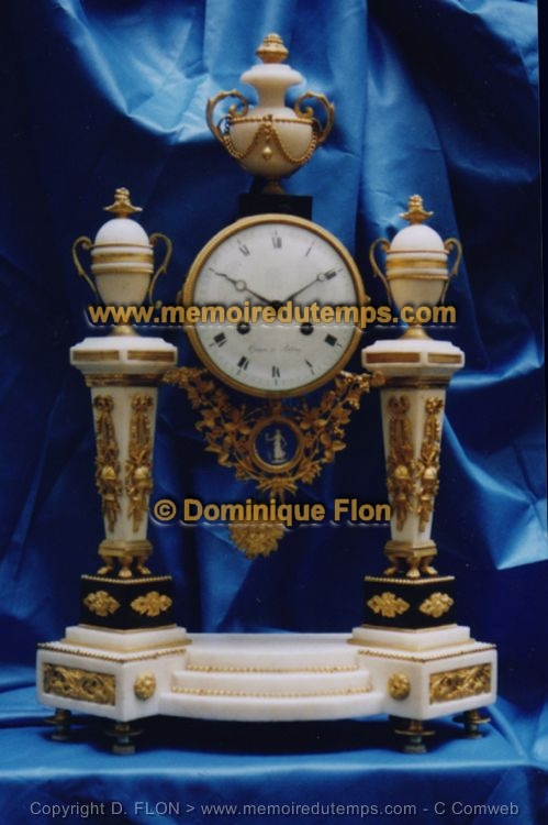 016-02_pendule_portique_marbre_blanc_noir_medaillon_Wedgewood