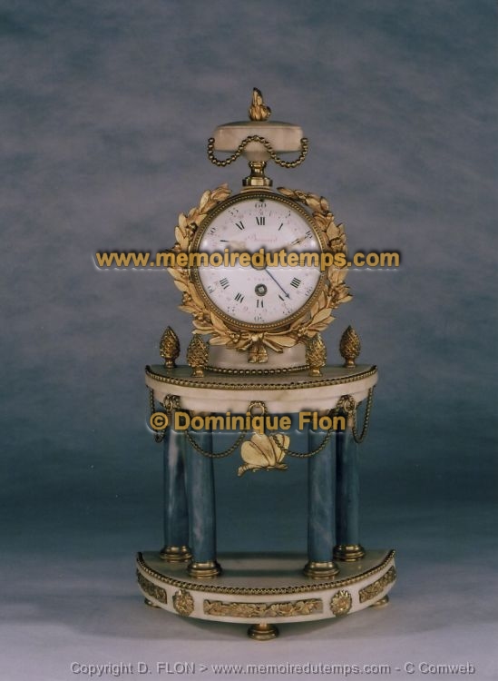 028_pendule_demi-lune_marbre_bronze_dore_01 Pendule Louis XVI modele de chambre