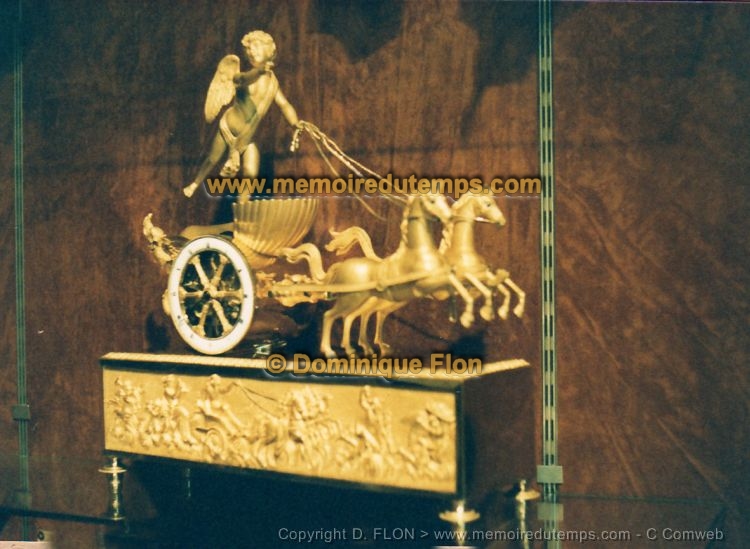 Pendule Empire en bronze dore modèle au 'char'