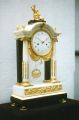 015_pendule_portique_marbre_blanc_style-Louis-XVI_01