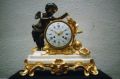 060_pendule_bronze_et_marbre_blanc_style-Louis-XVI_01 Pendule de style Louis XVI en marbre et bronze dore_